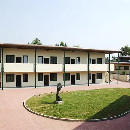 Apart-hotel Ghironda